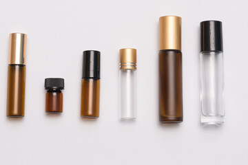 Szklane buteleczki typu roll-on stosowane do tworzenia perfum - obrazy, fototapety, plakaty