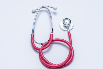 Fototapeta Czerwony stetoskop medyczny na białym tle obraz