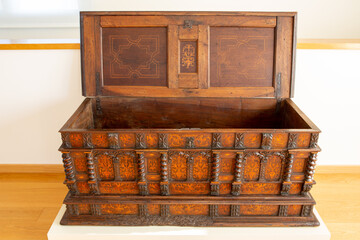 Baul de madera antiguo