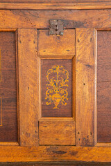 Baul de madera antiguo