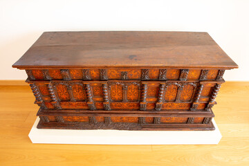 Baul de madera antiguo
