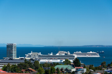 Ciudad de Puerto Montt y de fondo Cruceros. Desde el mirador de cuesta Santa Teresa, región de los...