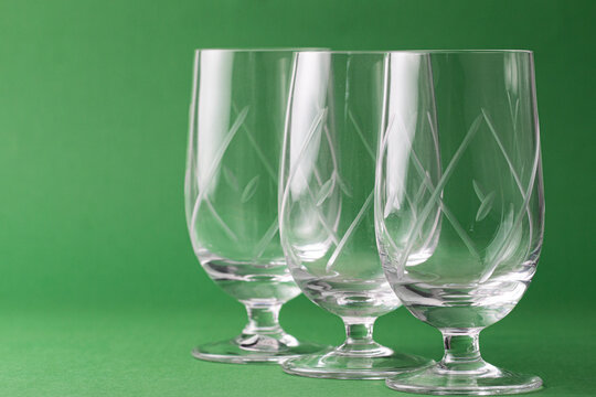 C&aacute;lices de cristal para licores e fundo amarelo