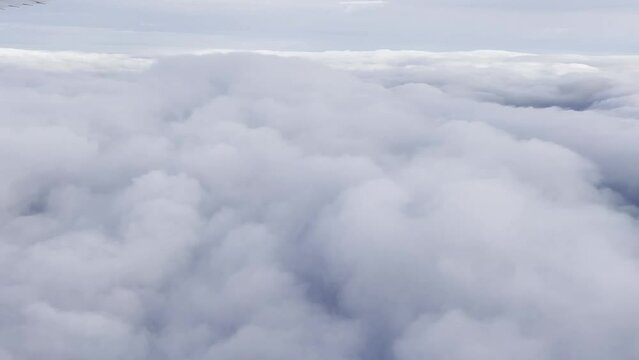 vue a&eacute;rienne au dessus des nuages 4K