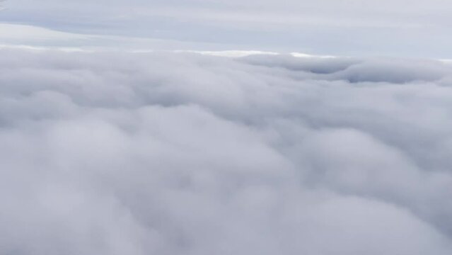 avion vue hublot passage dans les nuages 4K