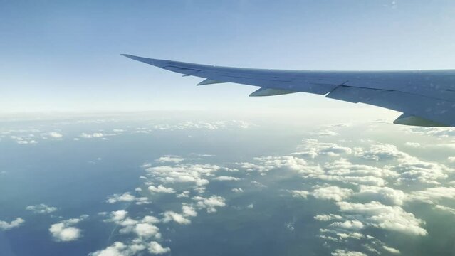 avion de ligne au dessus des nuages 4K