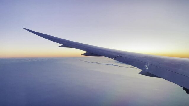 avion de ligne soleil couchant 4K