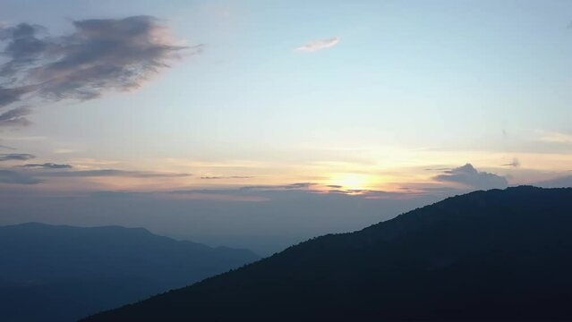 atardece monta&ntilde;as Colombia paneo de lateral  