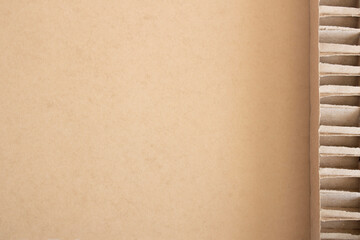 fondo de papel marrón craft, con trozo de cartón corrugado a la derecha de la imagen. copy space