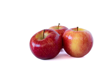 tres manzanas rojas ecológicas sobre un fondo blanco. 