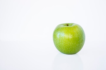 una manzana verde aislada sobre fondo blanco. copy space