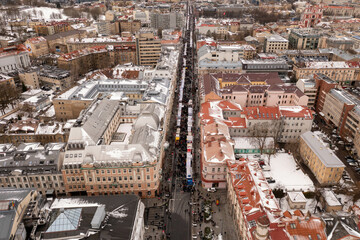 Obraz premium Drone photography of fair in a city center and a large crowd of people