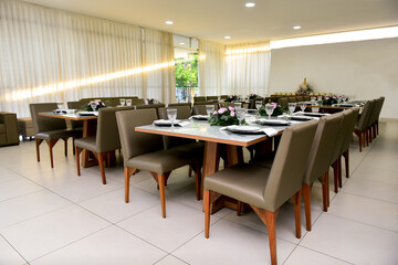 room, table set for a wedding reception, table setting, table setting in a restaurant, table setting for a dinner, restaurant interior