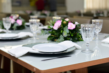 table set for a wedding reception, table setting, table setting in a restaurant, table setting for a dinner, restaurant interior