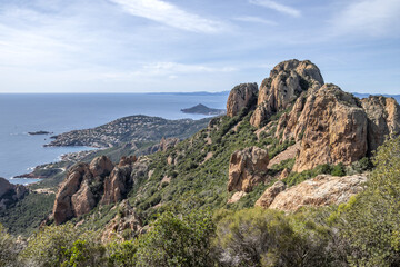 Fototapeta na wymiar Paysage de montagne dans le massif de l'Esterel en bord de mer sur la Côte d'Azur dans le Sud de la France