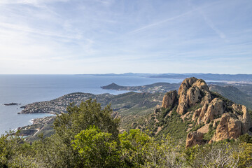 Paysage de montagne dans le massif de l'Esterel en bord de mer sur la Côte d'Azur dans le Sud de la France