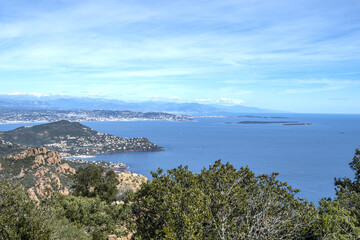 Fototapeta na wymiar Paysage de montagne dans le massif de l'Esterel en bord de mer sur la Côte d'Azur dans le Sud de la France
