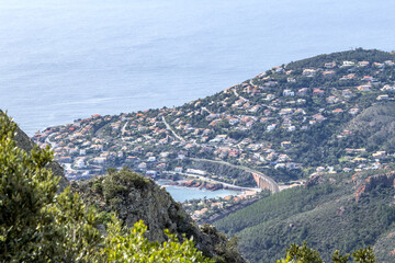 Paysage de montagne dans le massif de l'Esterel en bord de mer sur la Côte d'Azur dans le Sud de la France avec vue sur un viaduc