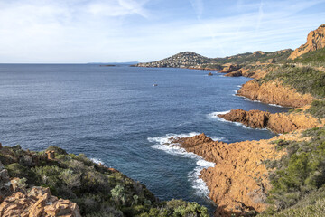Fototapeta premium Paysage de montagne dans le massif de l'Esterel en bord de mer sur la Côte d'Azur dans le Sud de la France