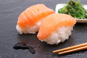 Frisches Sushi auf einer Schieferplatte - 581582329