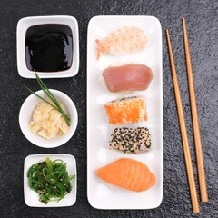 Frisches Sushi auf einer Schieferplatte - 581582576