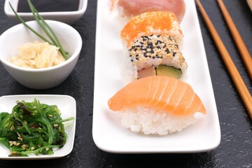 Frisches Sushi auf einer Schieferplatte - 581582995