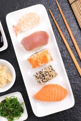 Frisches Sushi auf einer Schieferplatte - 581583138