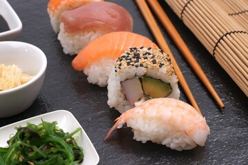 Frisches Sushi auf einer Schieferplatte - 581583559