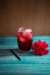 Agua de jamaica fría con una flor.