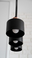Wisząca czarna lampa ściana w domu czarna © Kamila
