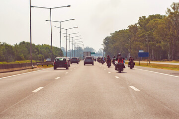 Ruta con autos y motos