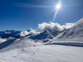 Fototapeta na wymiar Sunshine in the mountains and on the ski slopes of Lenzerheide