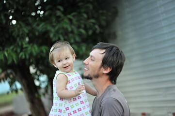 pai e filha se divertindo,  feliz dia dos pais 