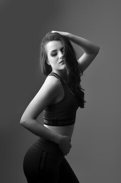 bela mulher fitnes retrato em preto e branco 