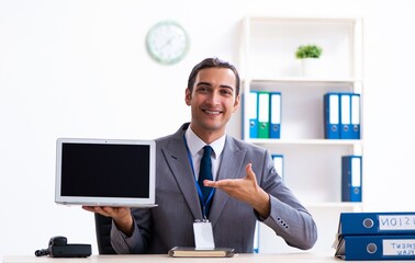 Naklejka premium Young male accountant working in the office