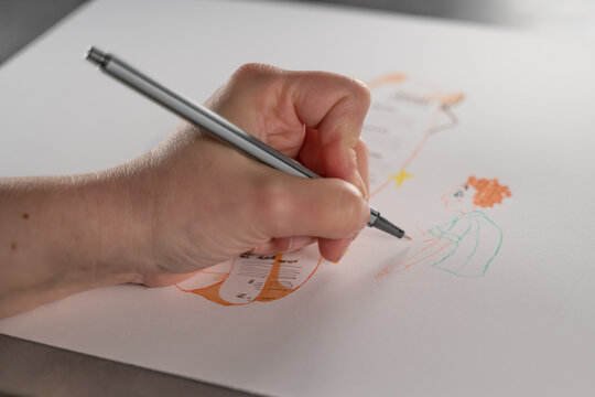 main en train de dessine avec un feutre &agrave; pointe fine