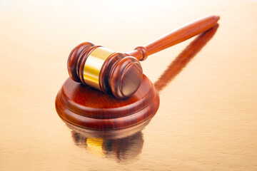 Obraz premium wooden hammer for auctions, bidding and judicial law. symbol of justice and verdict
