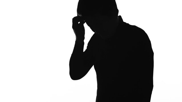 成人男性の動きのあるシルエット　合成　日本人　憂鬱　落ち込み　しょげる