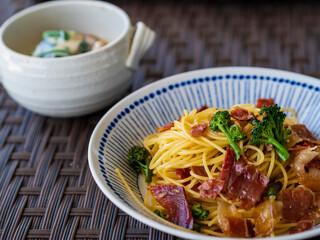 生ハムと土筆とブロッコリーのパスタと若鶏のクリーム煮