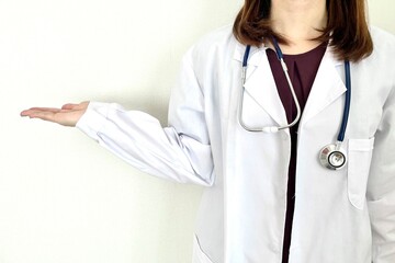 こちらです　案内する女性医師
