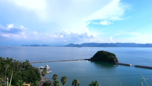 香川県直島から見える瀬戸内海の風景のパンショット  4K  2022年8月6日