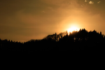 山に沈む夕日