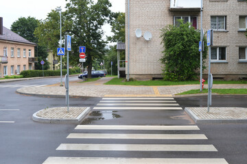 Organization of a pedestrian crossing on a road in an urban area