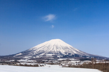 北海道留寿都村から眺めた初春の羊蹄山【3月】 © Shigeyasu Urayama