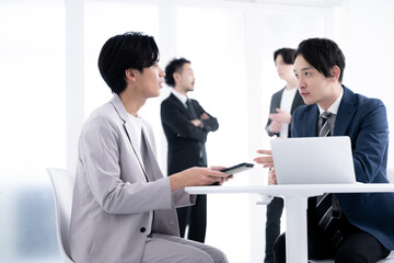 上司と仕事のやり方を聞く新社会人