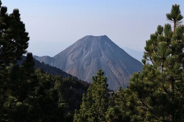 Vista desde el bosque de el volcán de fuego de Colima