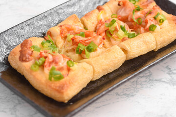 油揚げのキムチピザ