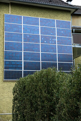 Solarpanele an der Fassade eines Mehrfamilienhauses in Witten