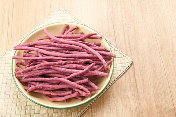 Purple sweet potato sticks made from sliced ​​purple sweet potatoes and then fried using seasoned flour.
