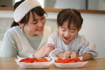 イチゴを見る親子